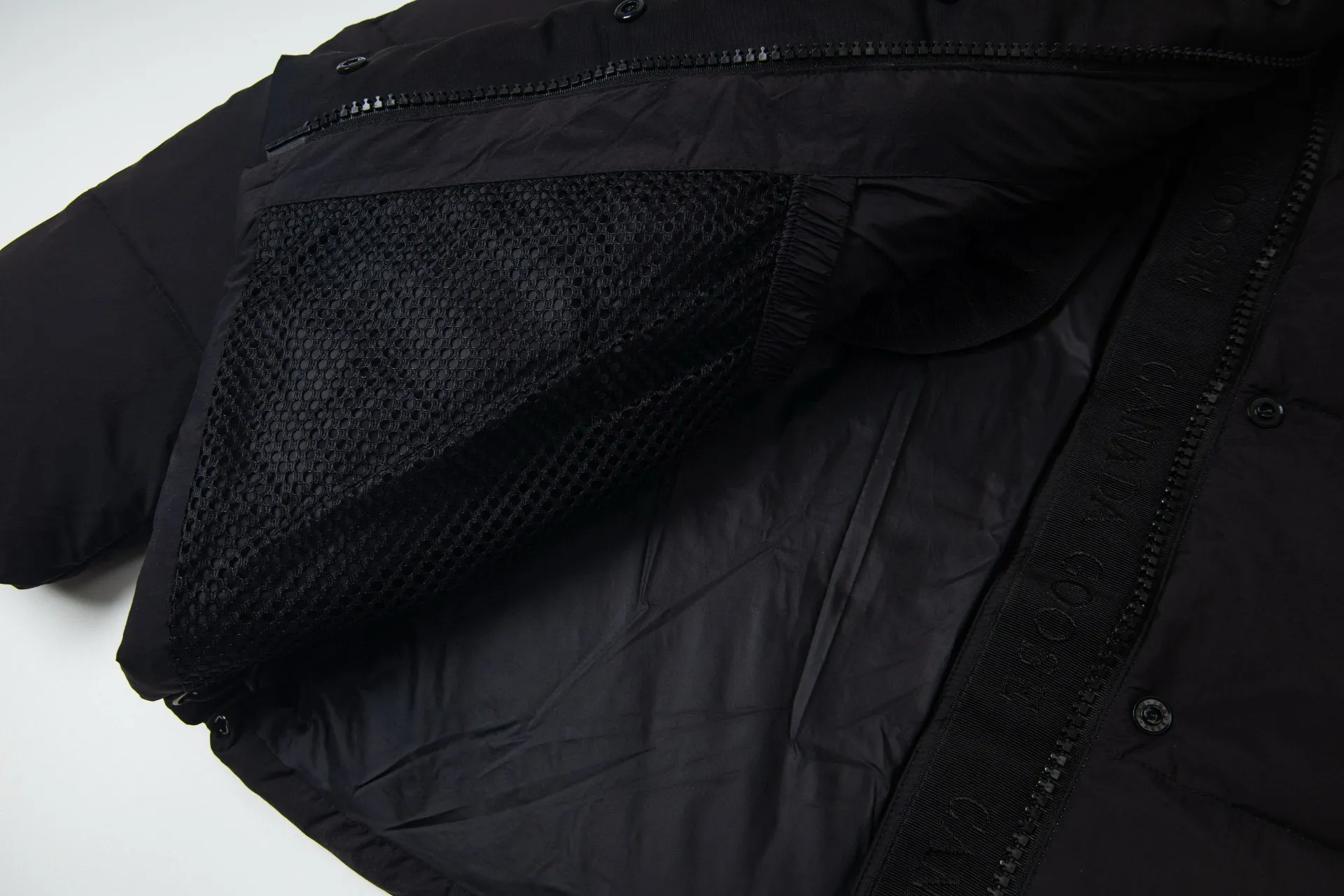 P770 model number: G124 Canada Goose PASTELS series new Parker couple's hooded down jacket 1️⃣The fabric is made of soft EnduraLuxe fabric, which enhances the durability of easy-to-wear parts, is lightweight and durable; the inner liner is made of anti-velvet gallbladder, which is comfortable and soft without velvet. It has a detachable hood, can be adjusted in two directions, and is also filled with down, which brings greater softness and wrapping around the head and neck, and is full of warmth. This parka features white trim on the back and sides, and the hardware locks are all original and custom-made to match the muted fabric color. Goose label: The official website’s new series of silicone material labels, non-embroidery labels. 2️⃣It is very youthful and energetic, and can be easily worn by both men and women. It is very in line with the fashion aesthetic concepts of today's young people! 3️⃣ A full set of customized accessories, complete with three standards, same style for men and women, a must-have for couples! Color: black, white, pink, stone gray, water-soluble blue Size: XS, S, M, L